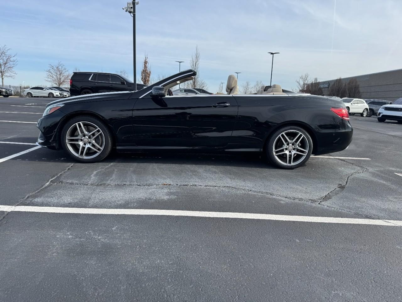 Mercedes-Benz E-Class Vehicle Full-screen Gallery Image 2