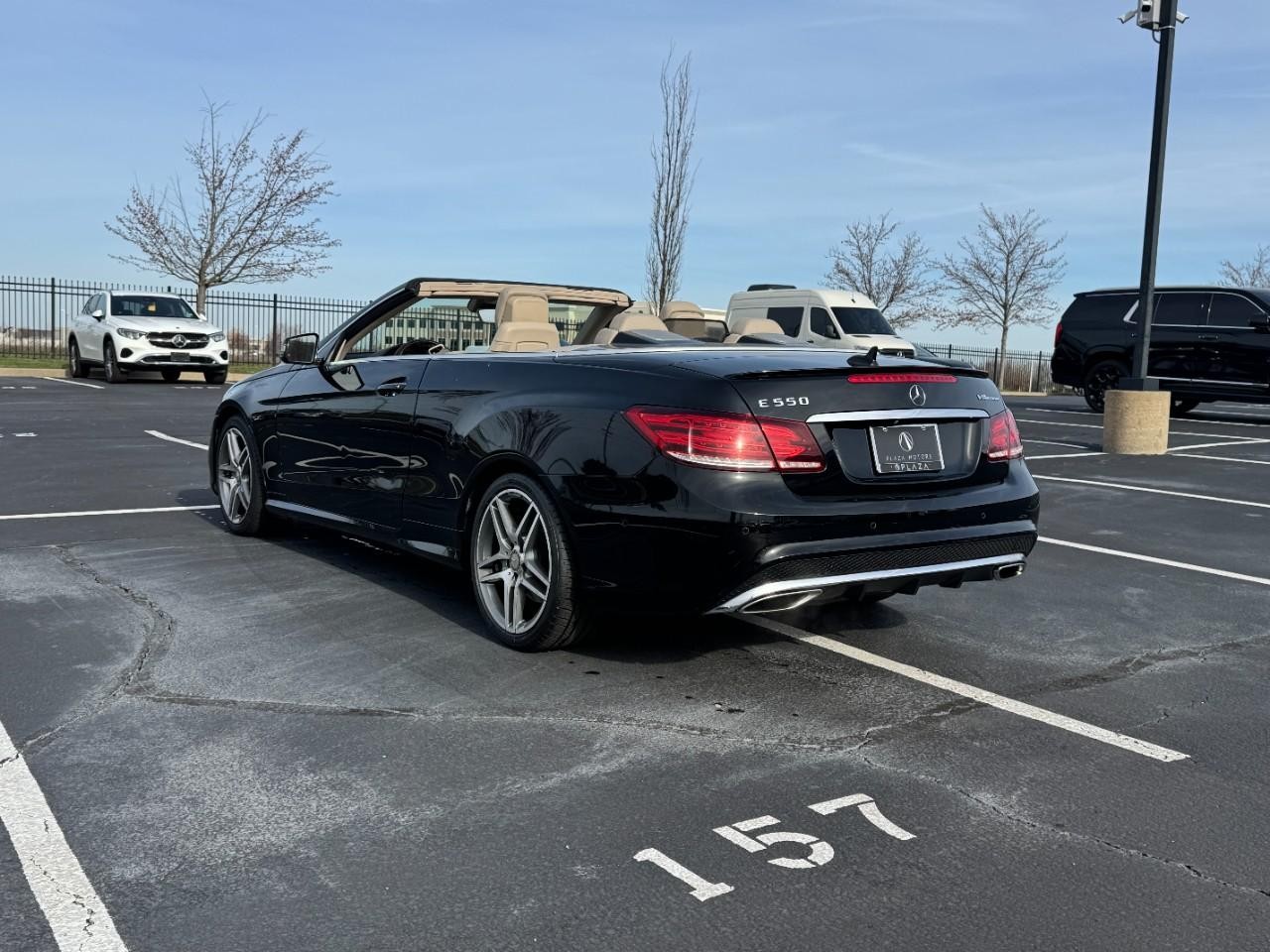 Mercedes-Benz E-Class Vehicle Full-screen Gallery Image 3