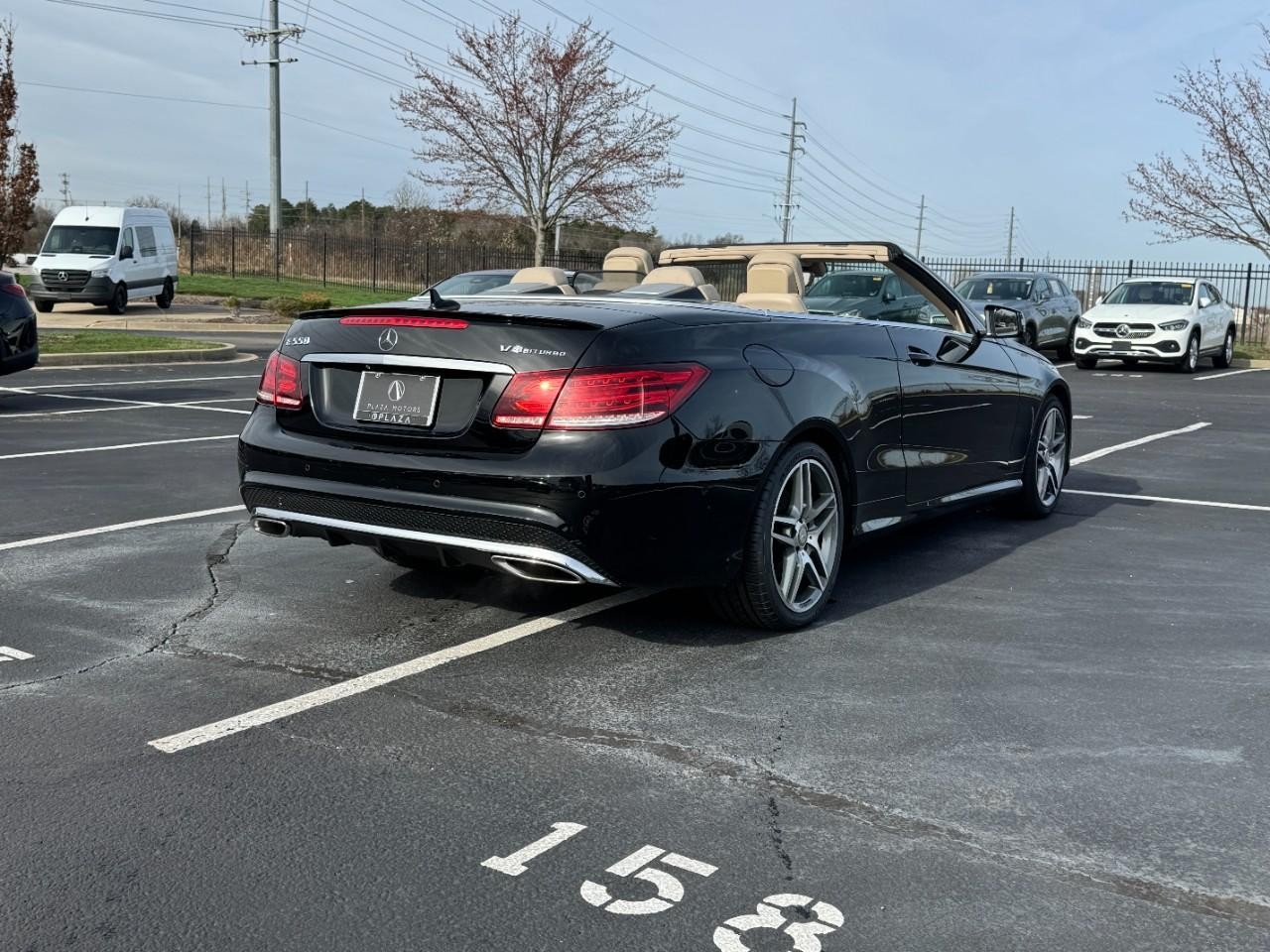 Mercedes-Benz E-Class Vehicle Full-screen Gallery Image 4