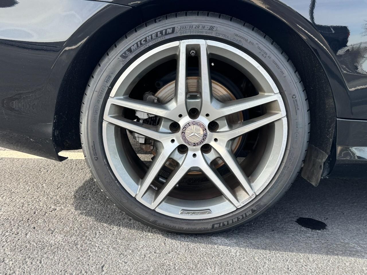 Mercedes-Benz E-Class Vehicle Full-screen Gallery Image 5