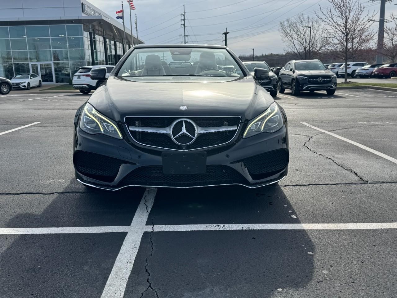 Mercedes-Benz E-Class Vehicle Full-screen Gallery Image 7