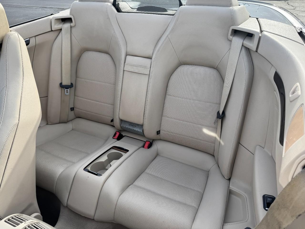 Mercedes-Benz E-Class Vehicle Full-screen Gallery Image 8