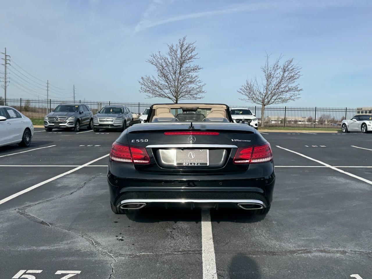 Mercedes-Benz E-Class Vehicle Full-screen Gallery Image 9