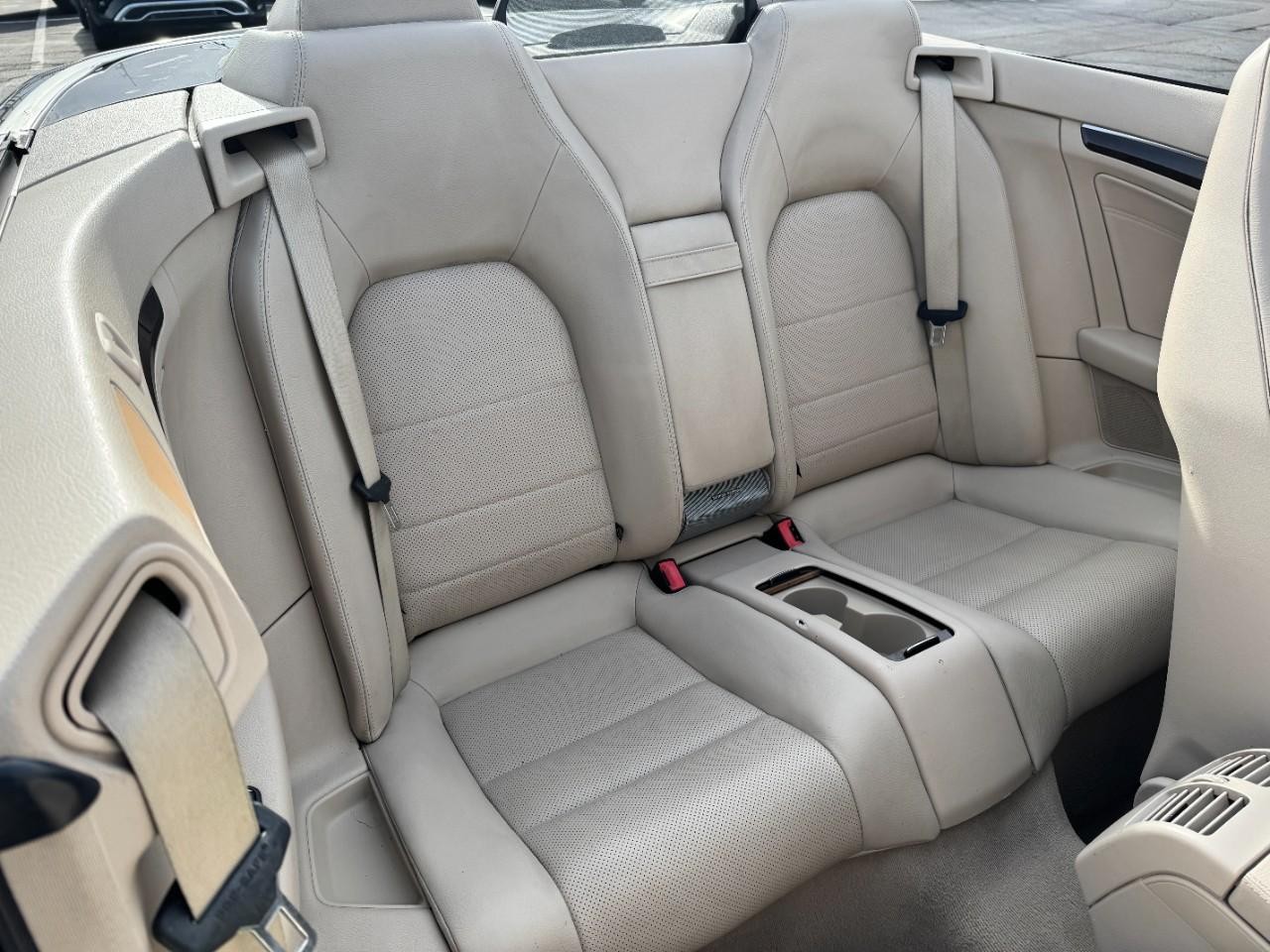 Mercedes-Benz E-Class Vehicle Full-screen Gallery Image 10