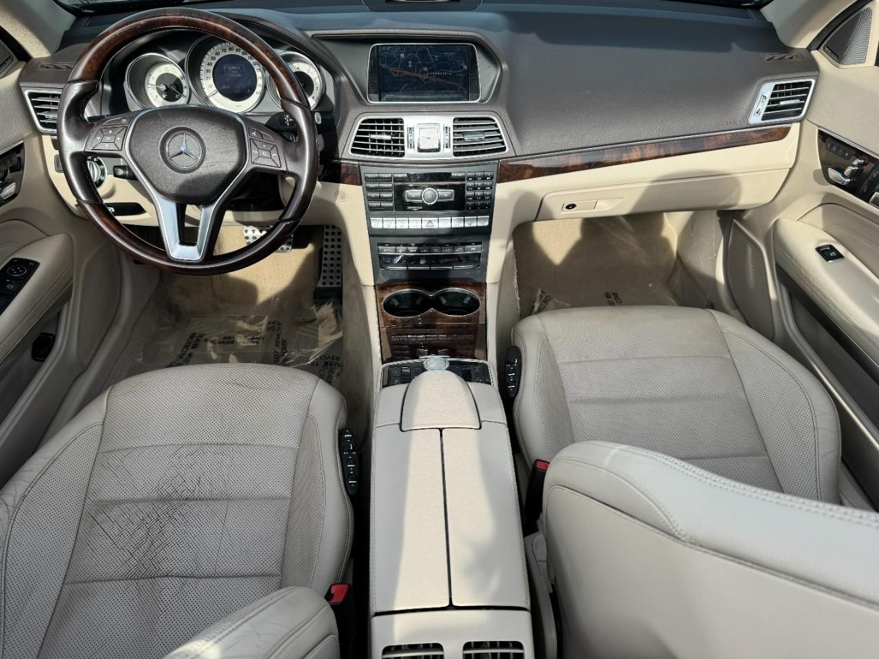 Mercedes-Benz E-Class Vehicle Full-screen Gallery Image 11