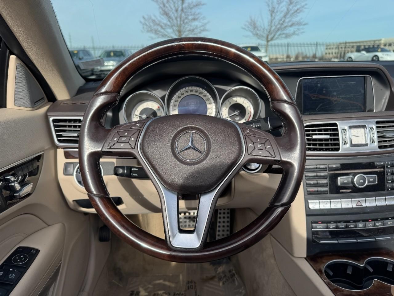 Mercedes-Benz E-Class Vehicle Full-screen Gallery Image 12