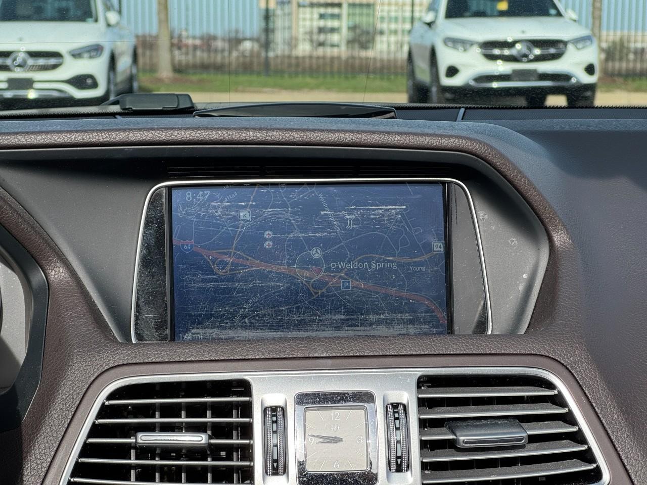 Mercedes-Benz E-Class Vehicle Full-screen Gallery Image 13