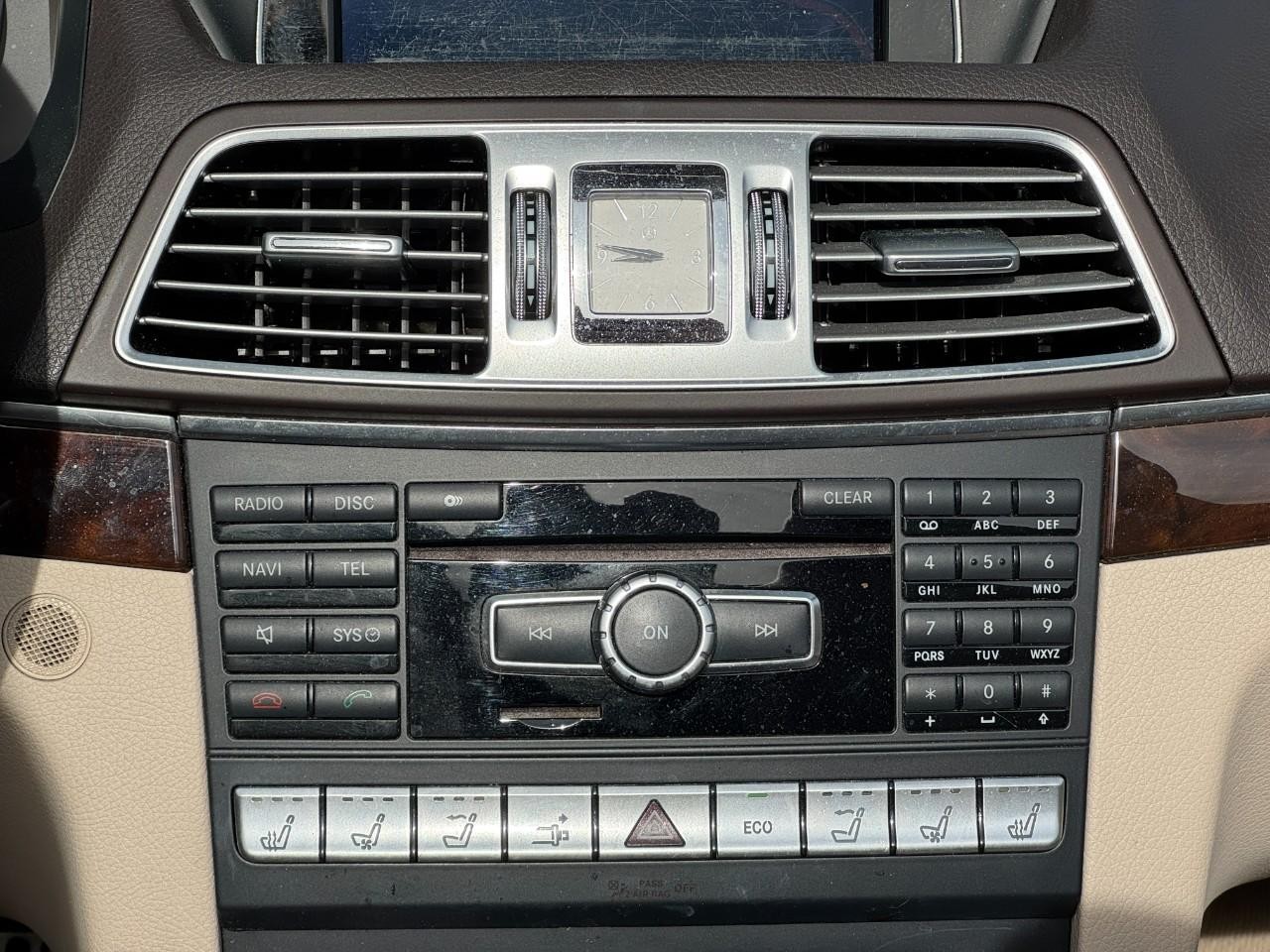 Mercedes-Benz E-Class Vehicle Full-screen Gallery Image 14