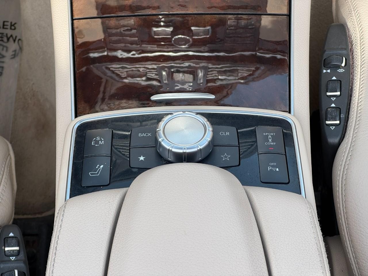 Mercedes-Benz E-Class Vehicle Full-screen Gallery Image 15