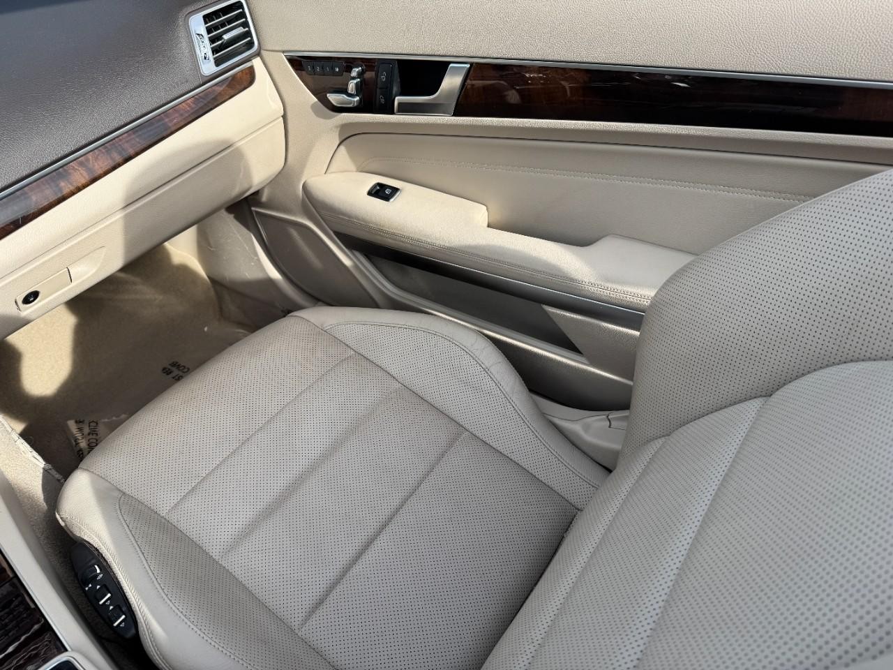 Mercedes-Benz E-Class Vehicle Full-screen Gallery Image 16