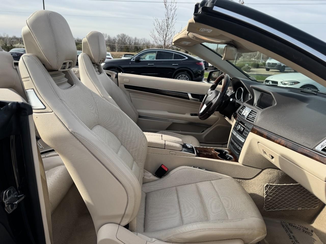 Mercedes-Benz E-Class Vehicle Full-screen Gallery Image 17