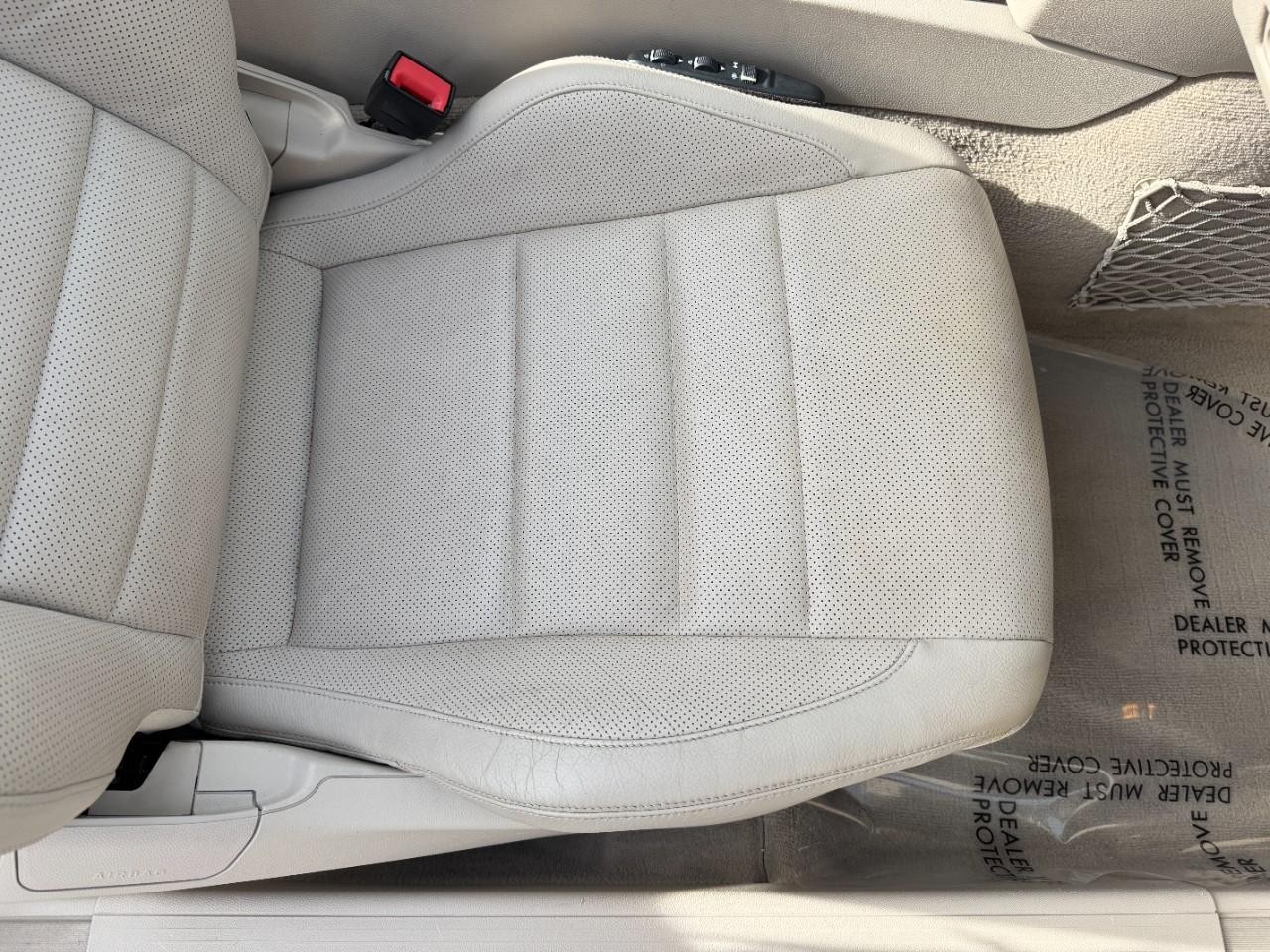 Mercedes-Benz E-Class Vehicle Full-screen Gallery Image 18