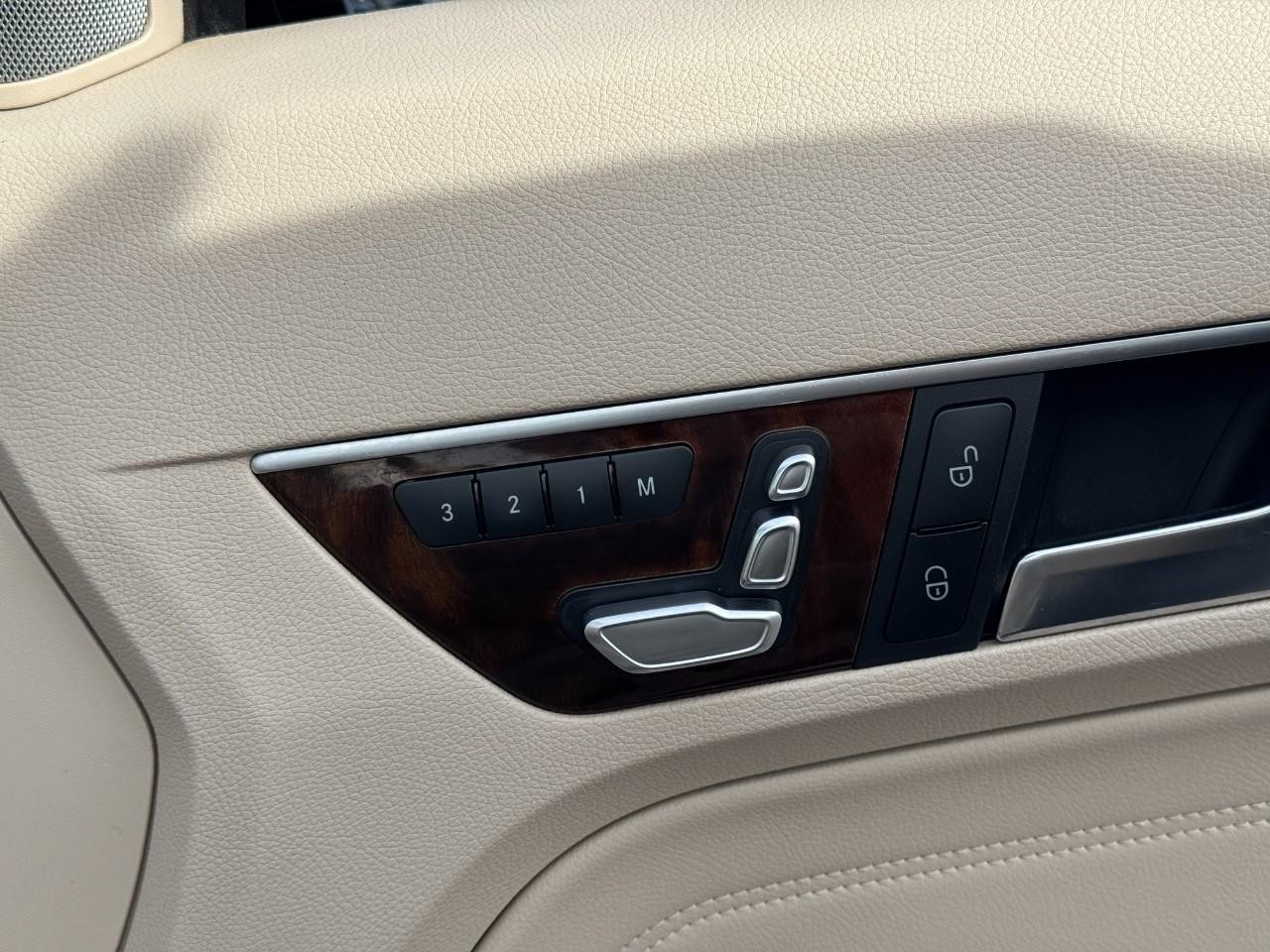 Mercedes-Benz E-Class Vehicle Full-screen Gallery Image 19