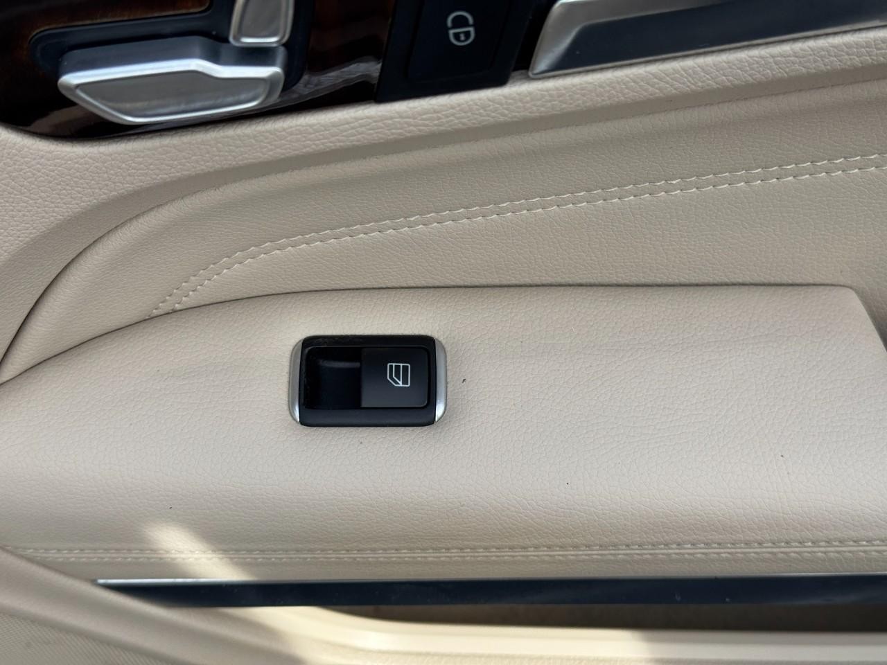 Mercedes-Benz E-Class Vehicle Full-screen Gallery Image 20