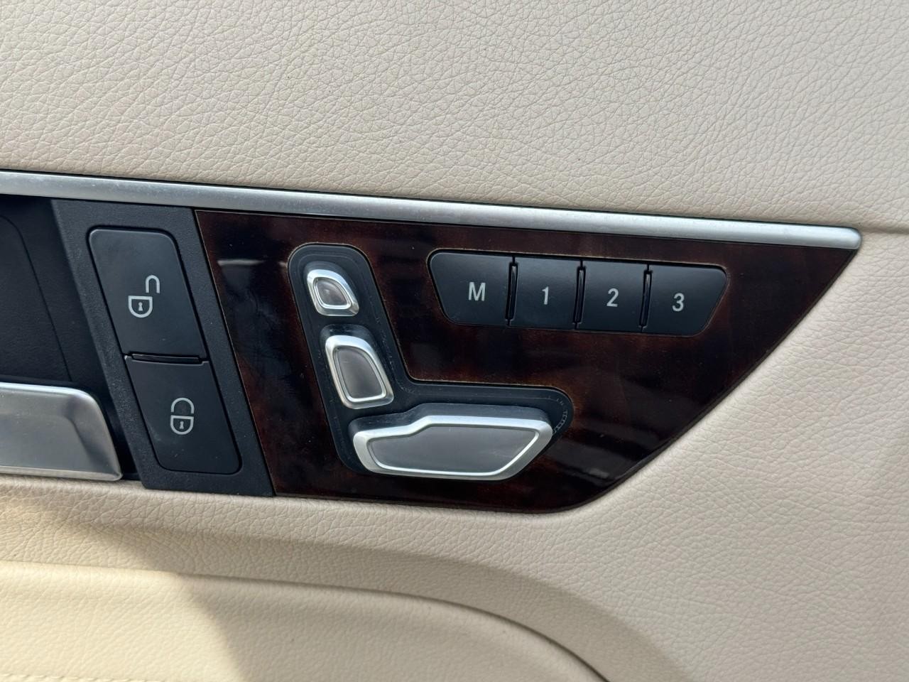 Mercedes-Benz E-Class Vehicle Full-screen Gallery Image 21