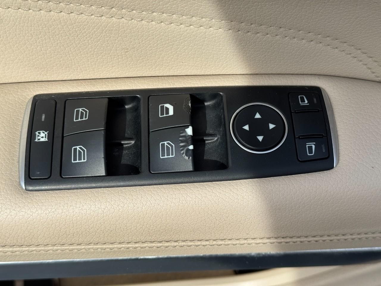 Mercedes-Benz E-Class Vehicle Full-screen Gallery Image 22