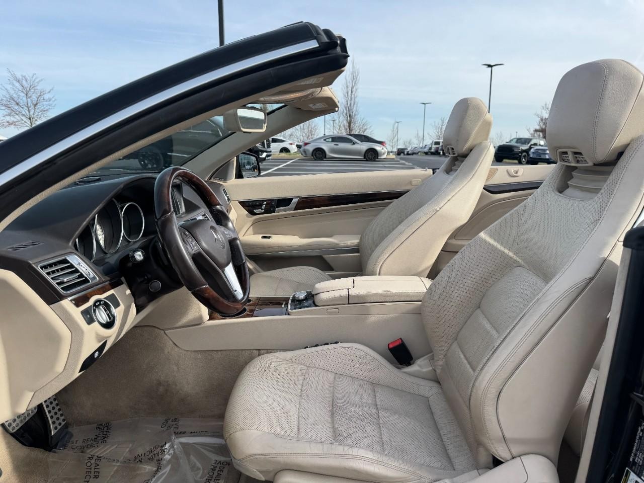 Mercedes-Benz E-Class Vehicle Full-screen Gallery Image 24