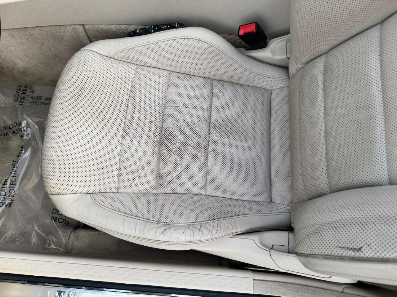 Mercedes-Benz E-Class Vehicle Full-screen Gallery Image 25