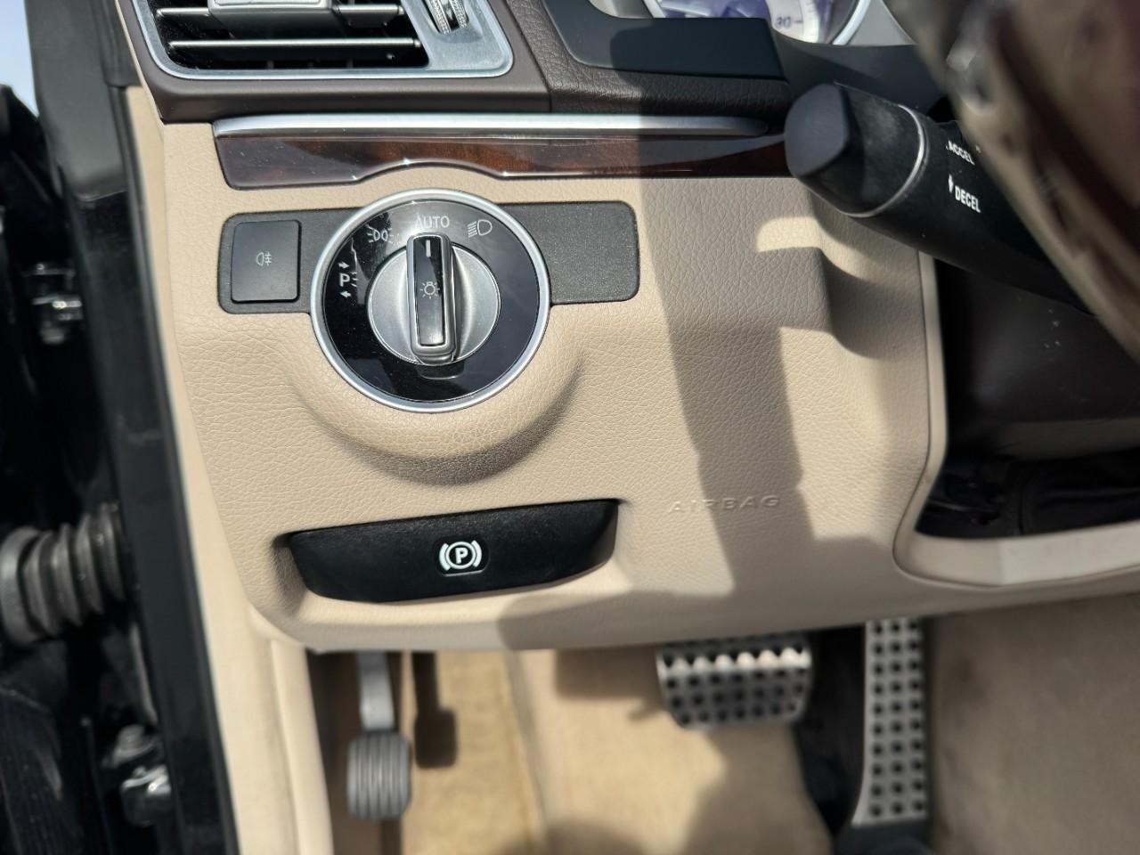 Mercedes-Benz E-Class Vehicle Full-screen Gallery Image 26