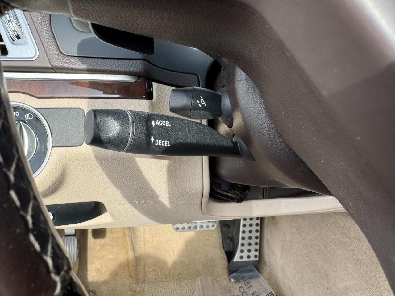 Mercedes-Benz E-Class Vehicle Full-screen Gallery Image 27