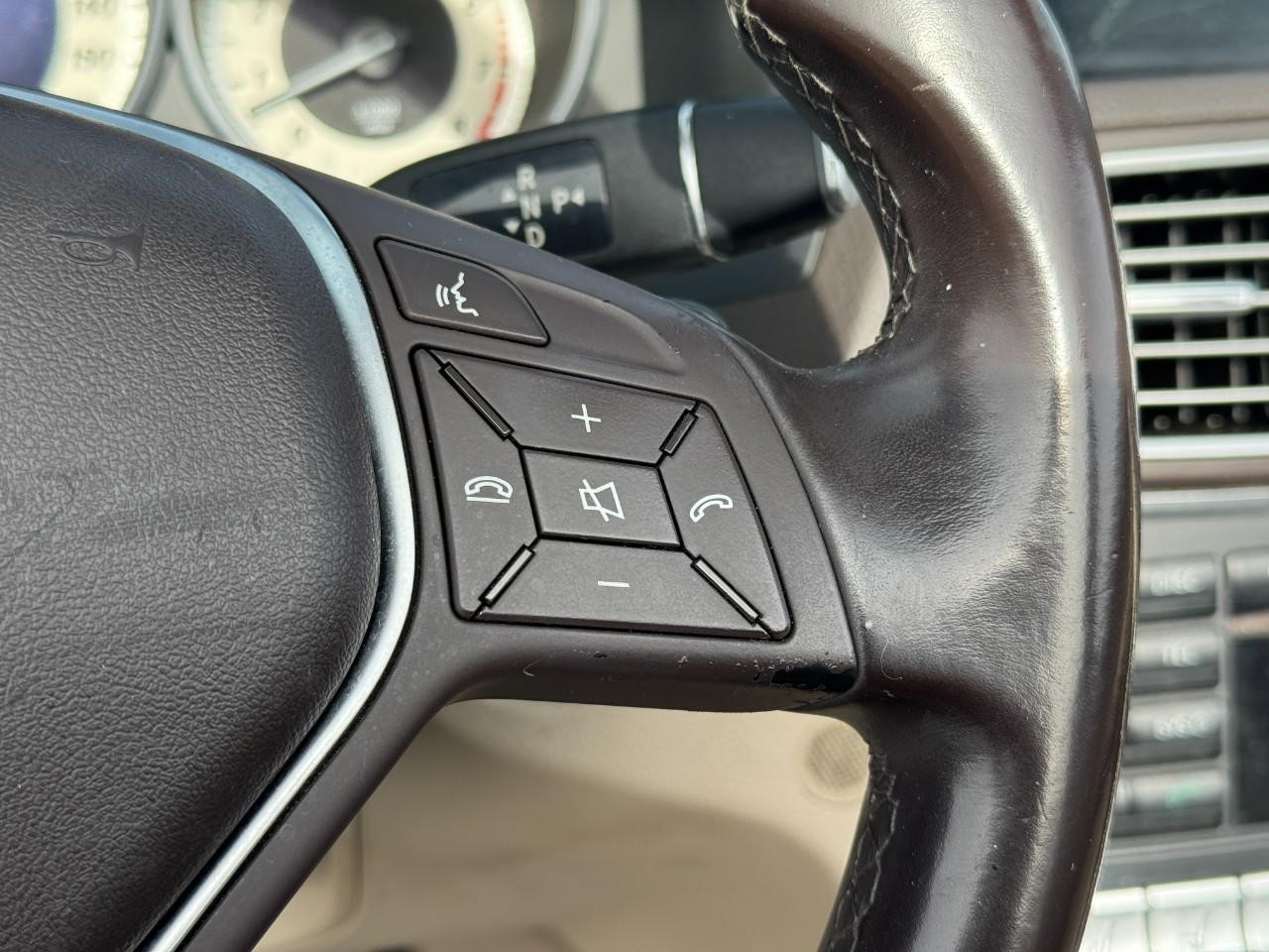 Mercedes-Benz E-Class Vehicle Full-screen Gallery Image 29