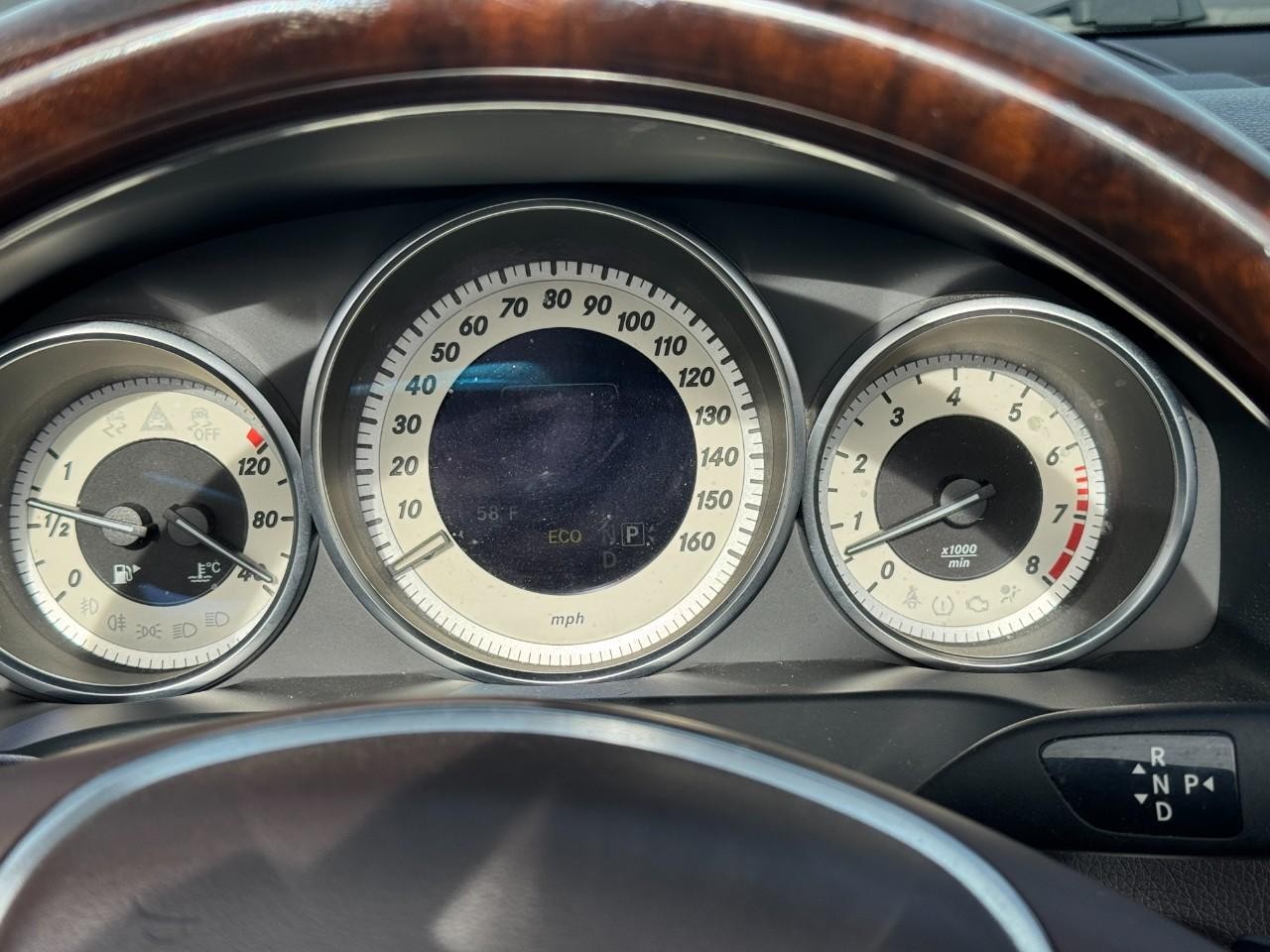 Mercedes-Benz E-Class Vehicle Full-screen Gallery Image 30