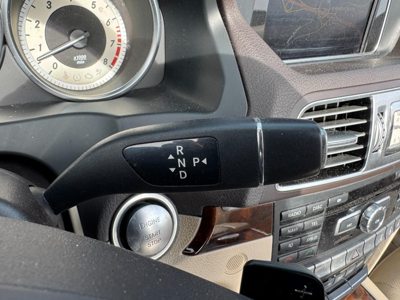 Mercedes-Benz E-Class Vehicle Full-screen Gallery Image 31