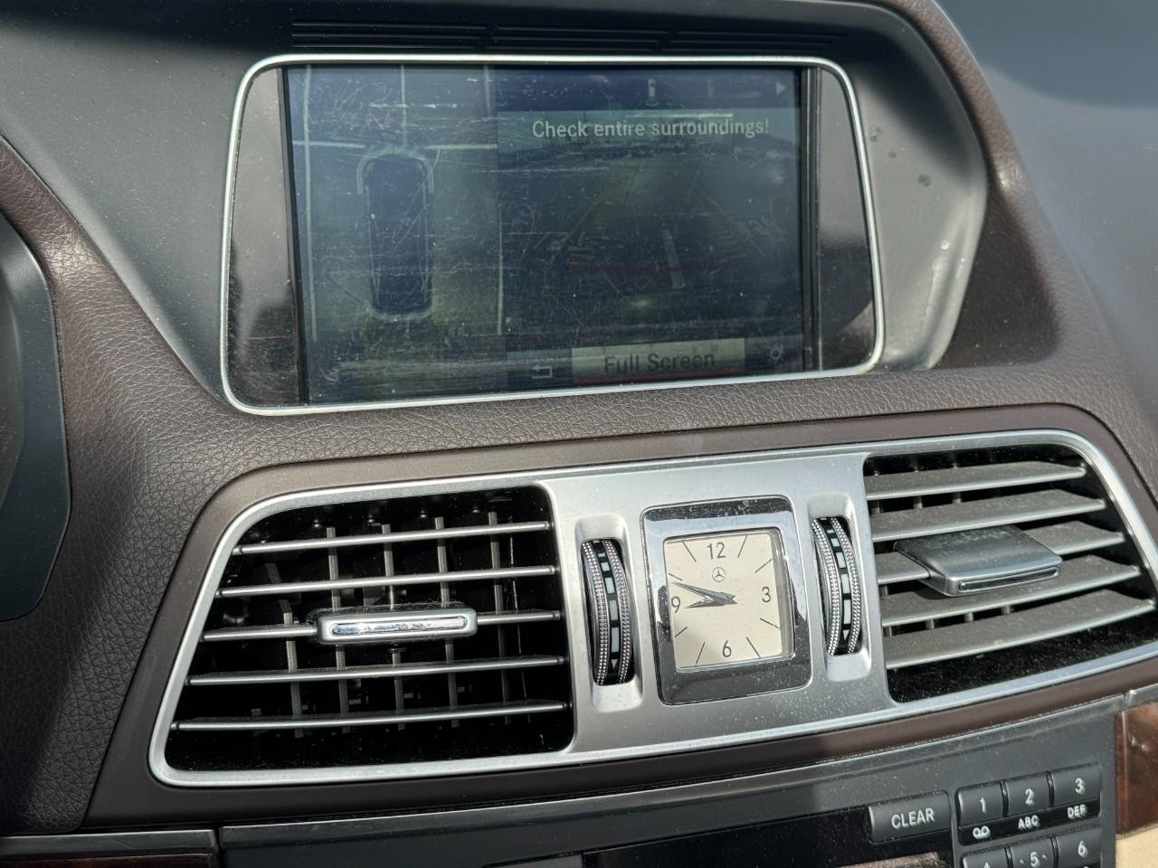 Mercedes-Benz E-Class Vehicle Full-screen Gallery Image 32