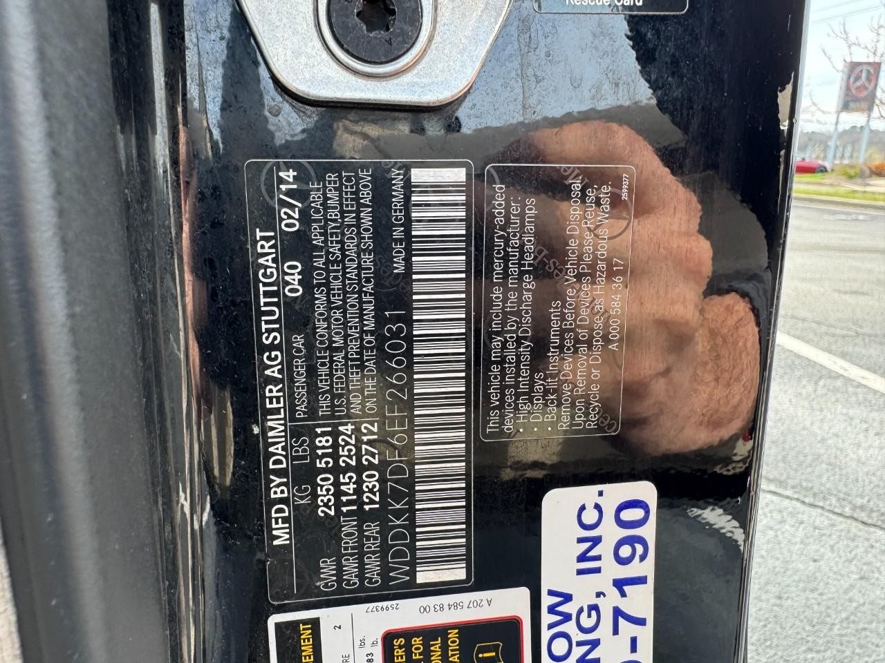 Mercedes-Benz E-Class Vehicle Full-screen Gallery Image 33