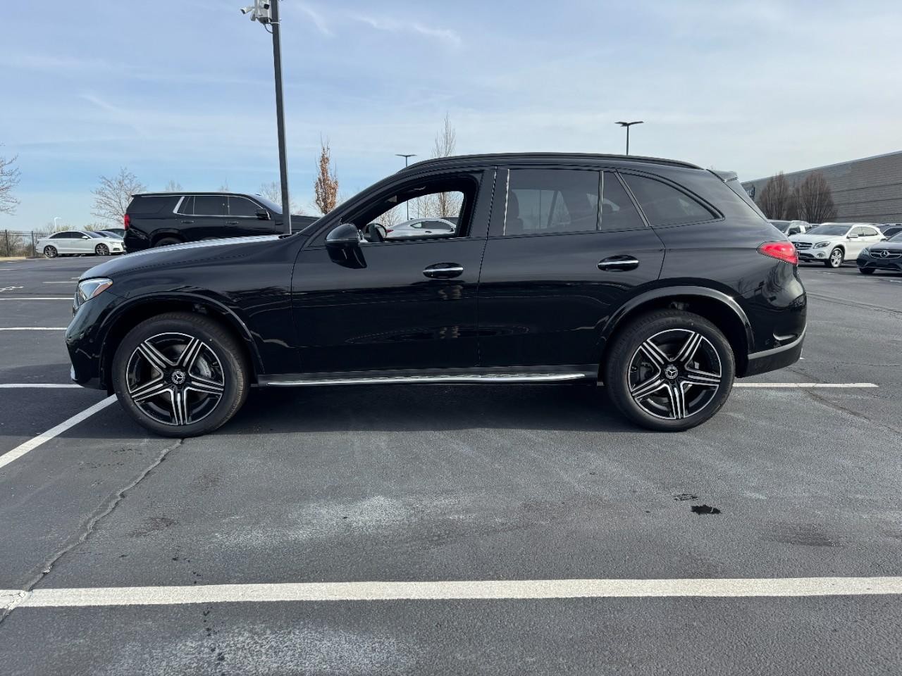 Mercedes-Benz GLC Vehicle Full-screen Gallery Image 2