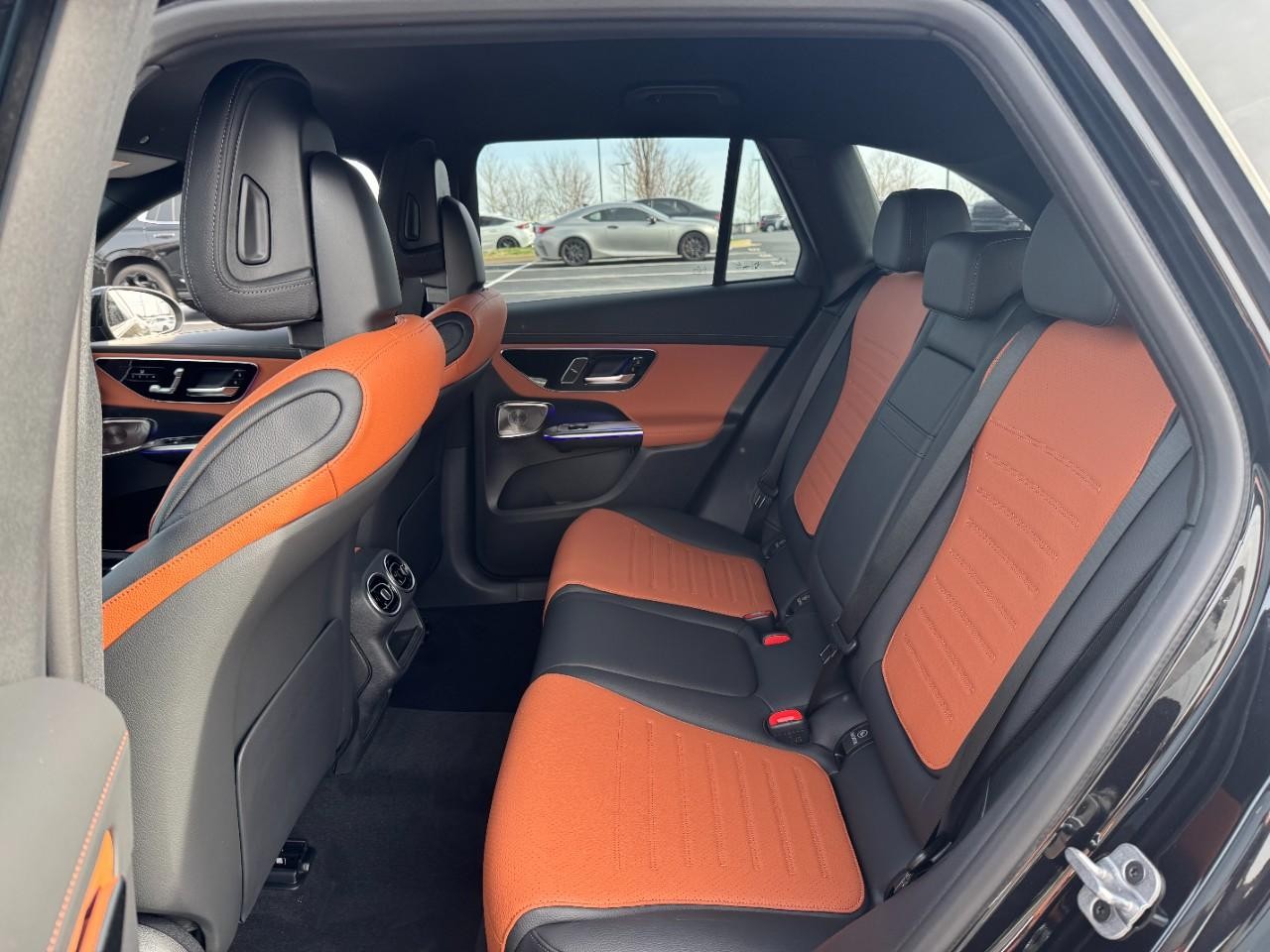 Mercedes-Benz GLC Vehicle Full-screen Gallery Image 8