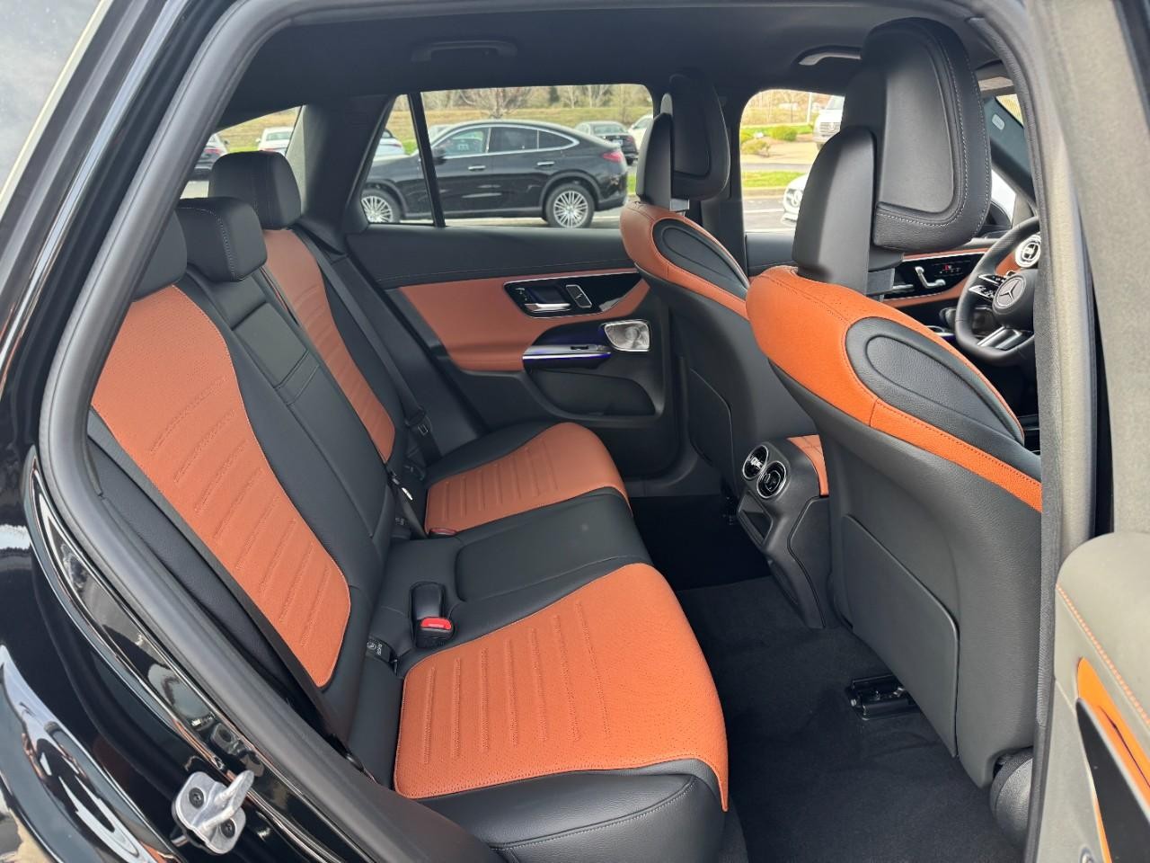 Mercedes-Benz GLC Vehicle Full-screen Gallery Image 10