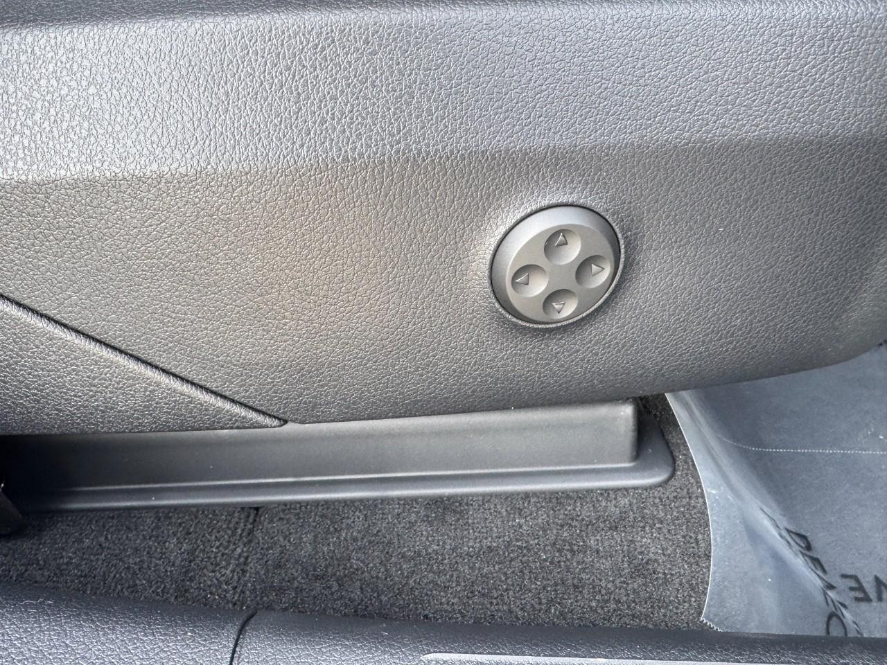 Mercedes-Benz GLC Vehicle Full-screen Gallery Image 17