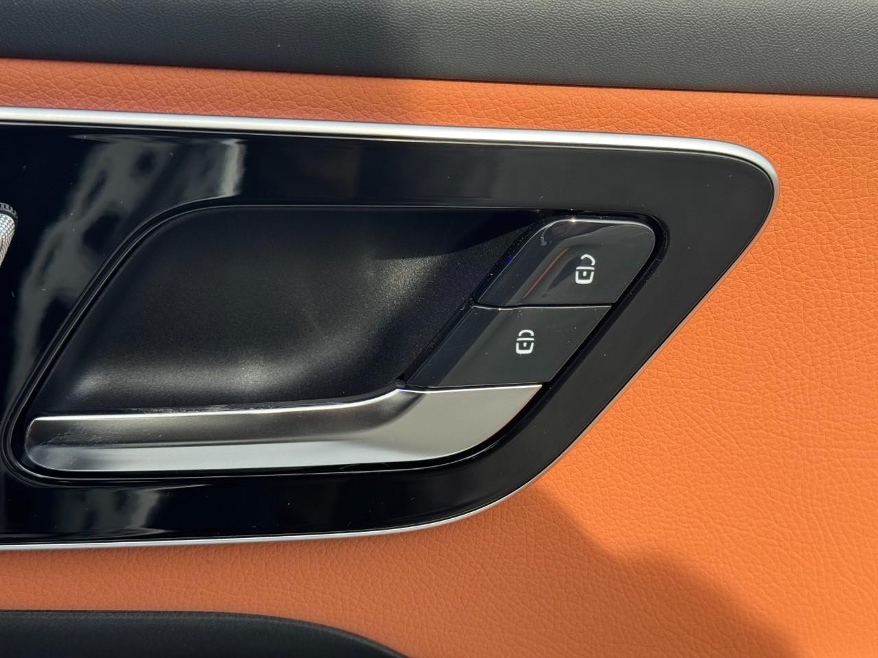 Mercedes-Benz GLC Vehicle Full-screen Gallery Image 19