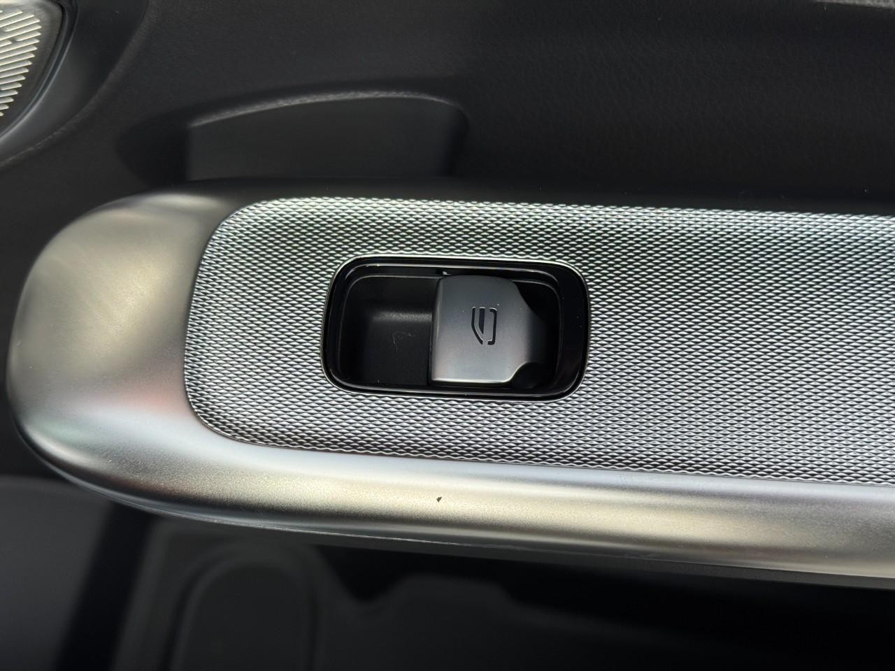 Mercedes-Benz GLC Vehicle Full-screen Gallery Image 20