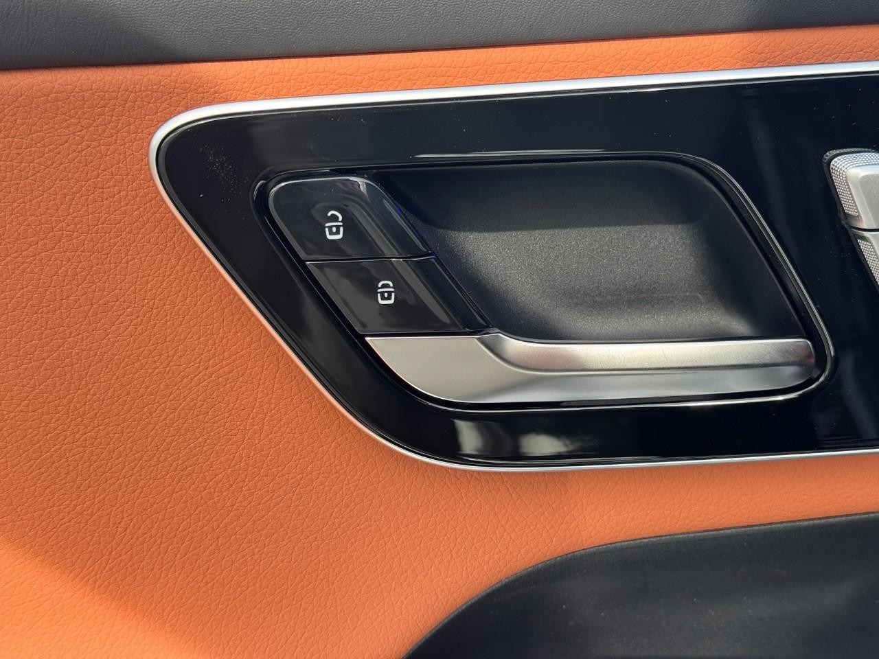 Mercedes-Benz GLC Vehicle Full-screen Gallery Image 22