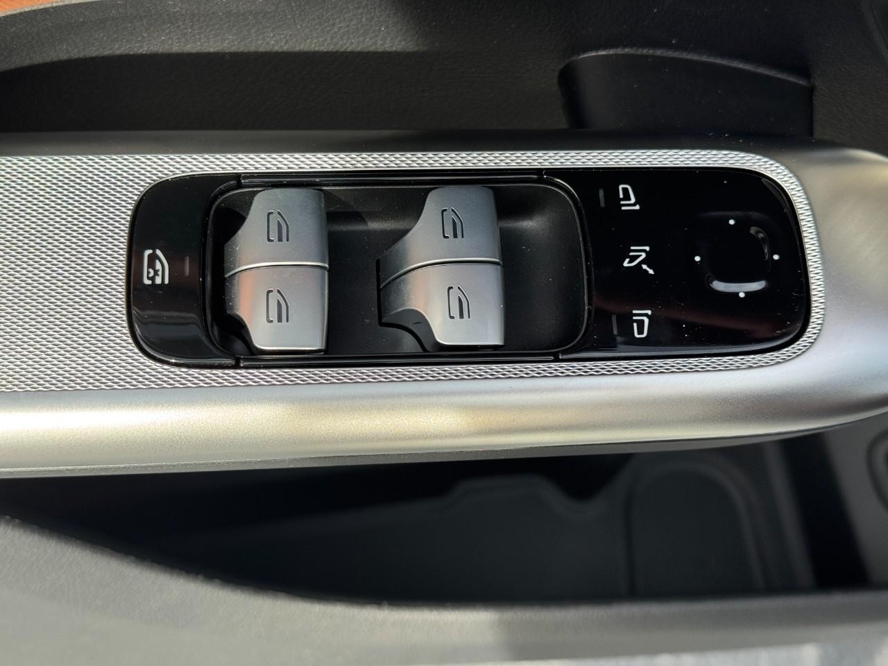 Mercedes-Benz GLC Vehicle Full-screen Gallery Image 23