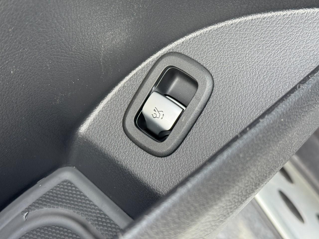 Mercedes-Benz GLC Vehicle Full-screen Gallery Image 25