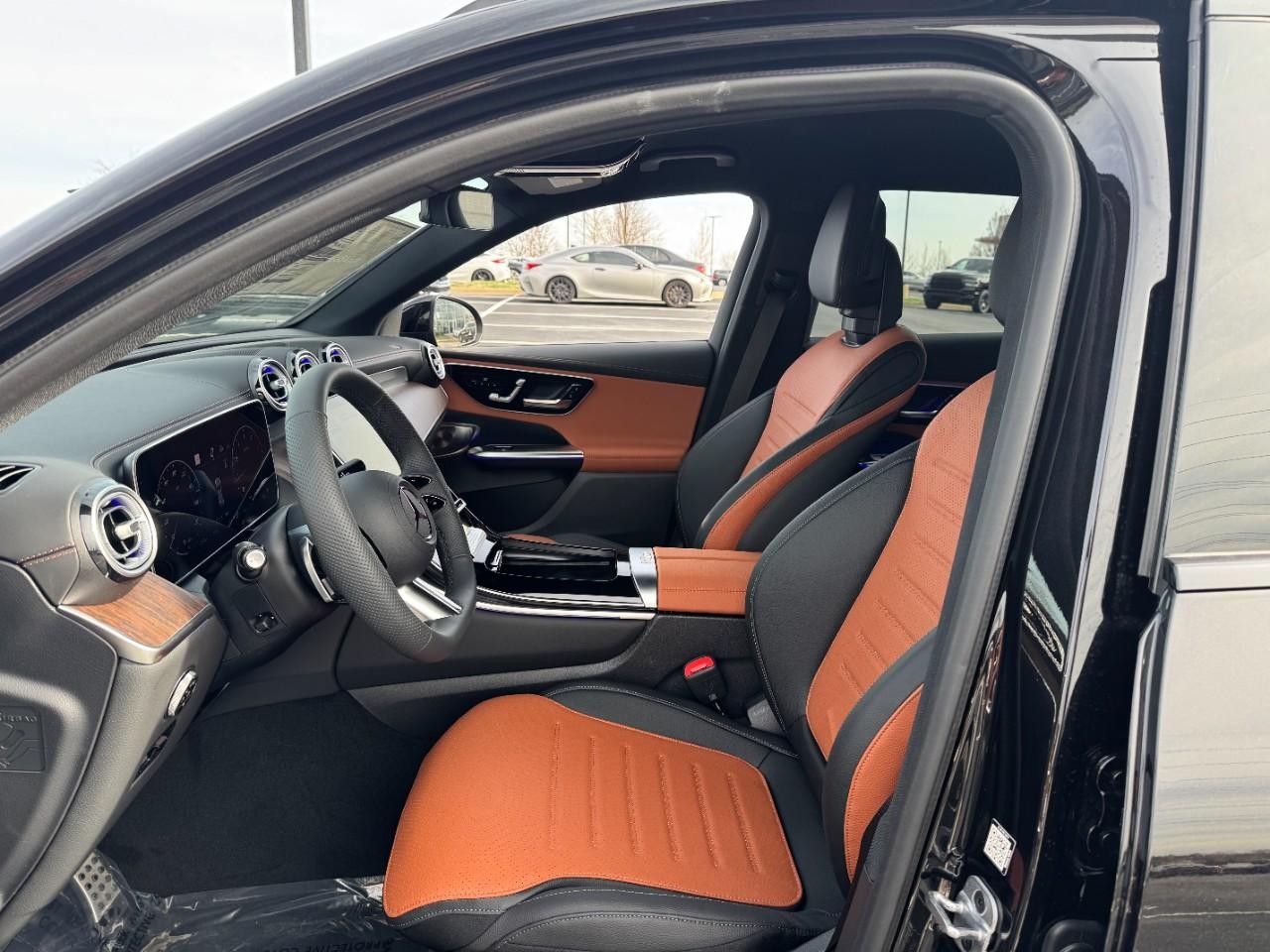 Mercedes-Benz GLC Vehicle Full-screen Gallery Image 26