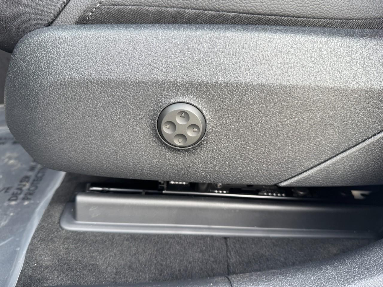 Mercedes-Benz GLC Vehicle Full-screen Gallery Image 28