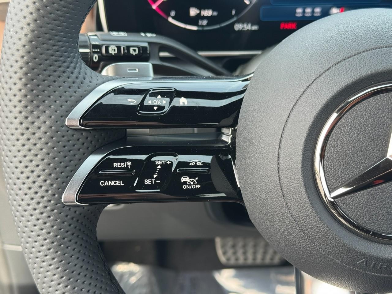 Mercedes-Benz GLC Vehicle Full-screen Gallery Image 30