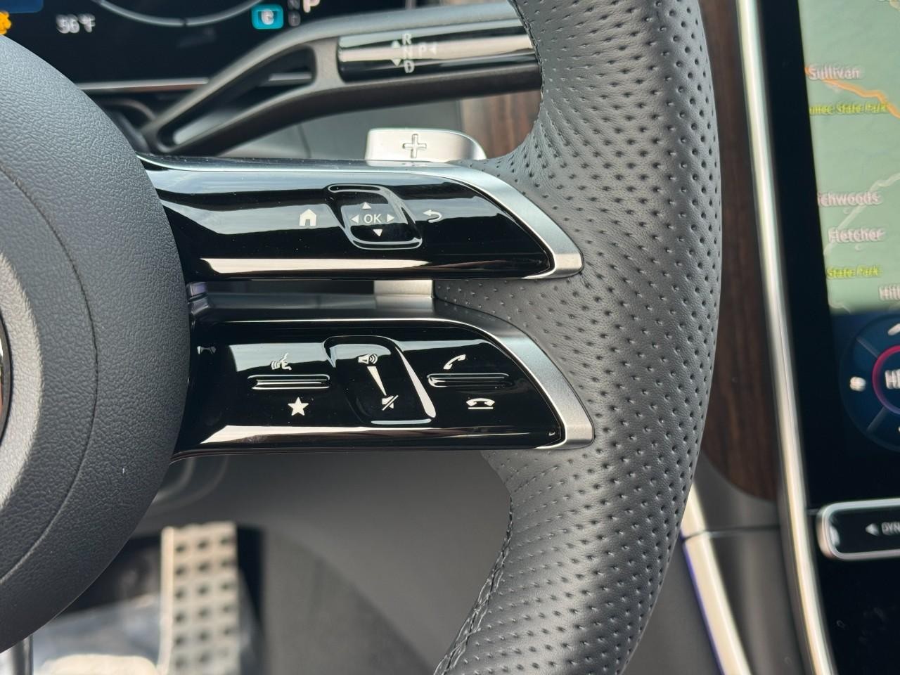 Mercedes-Benz GLC Vehicle Full-screen Gallery Image 31