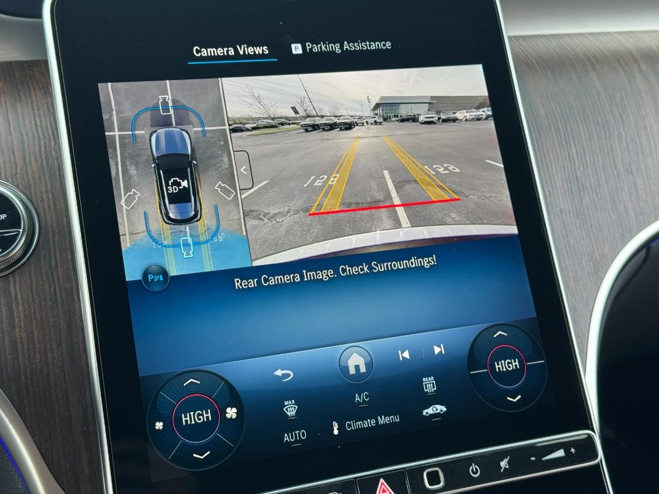 Mercedes-Benz GLC Vehicle Full-screen Gallery Image 34