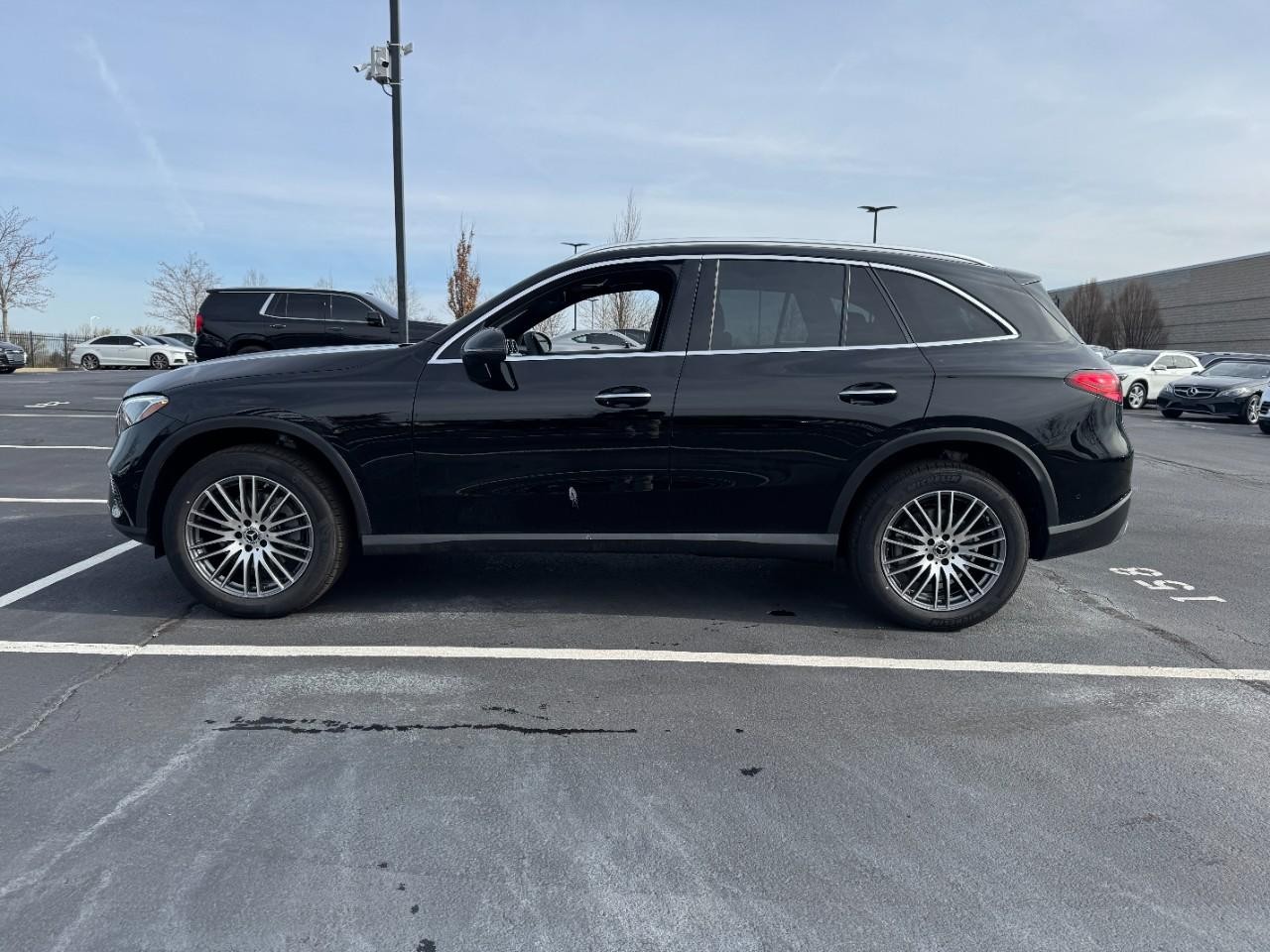 Mercedes-Benz GLC Vehicle Full-screen Gallery Image 2
