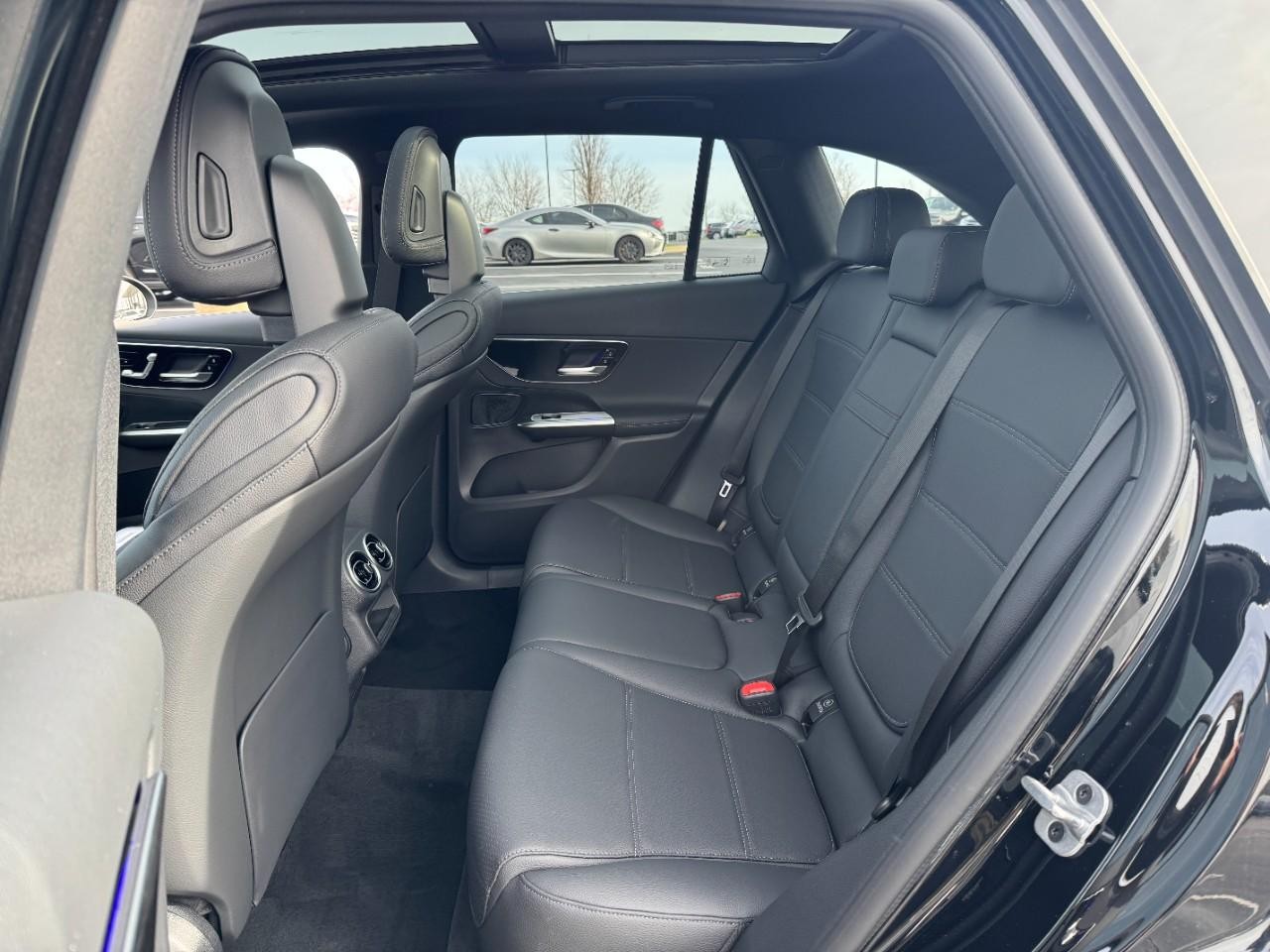 Mercedes-Benz GLC Vehicle Full-screen Gallery Image 8