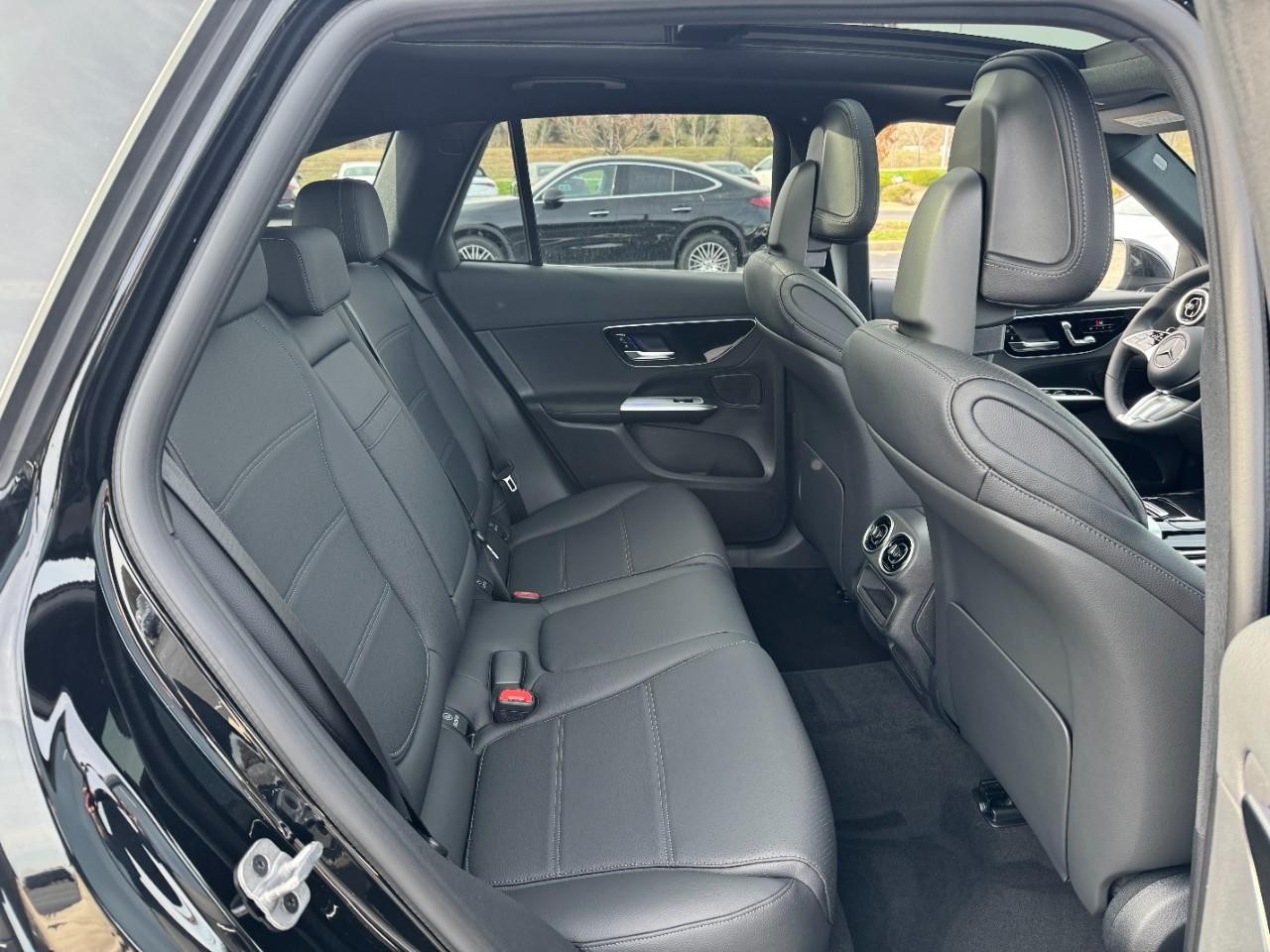 Mercedes-Benz GLC Vehicle Full-screen Gallery Image 10