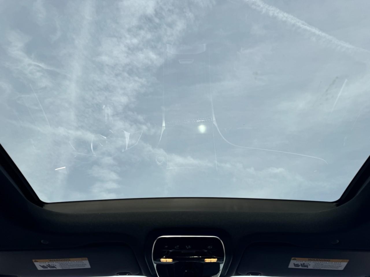 Mercedes-Benz GLC Vehicle Full-screen Gallery Image 11