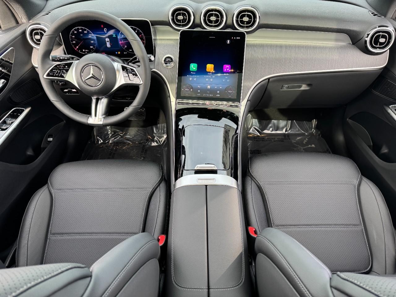 Mercedes-Benz GLC Vehicle Full-screen Gallery Image 12