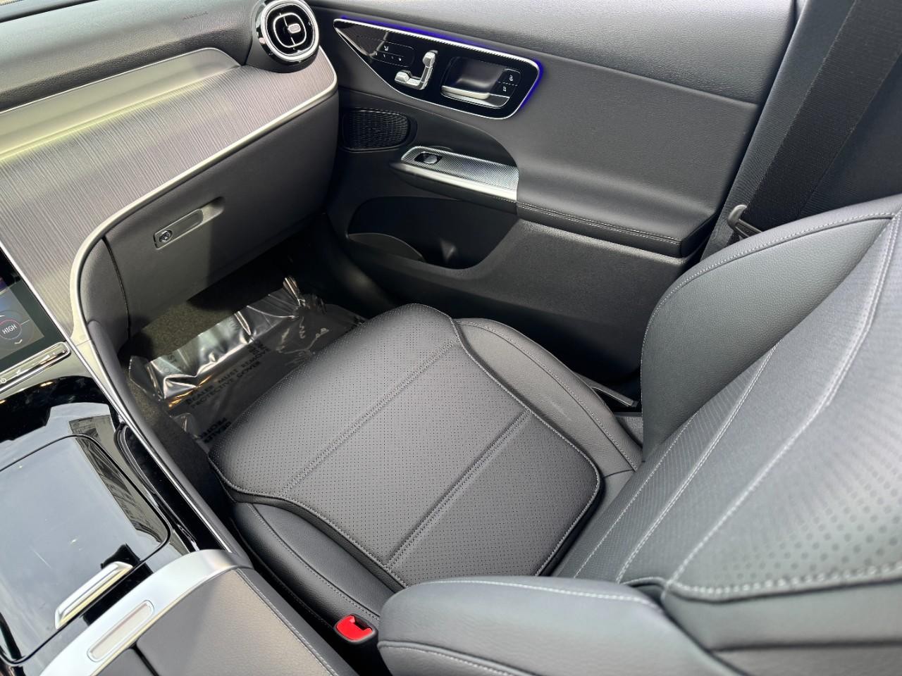 Mercedes-Benz GLC Vehicle Full-screen Gallery Image 15