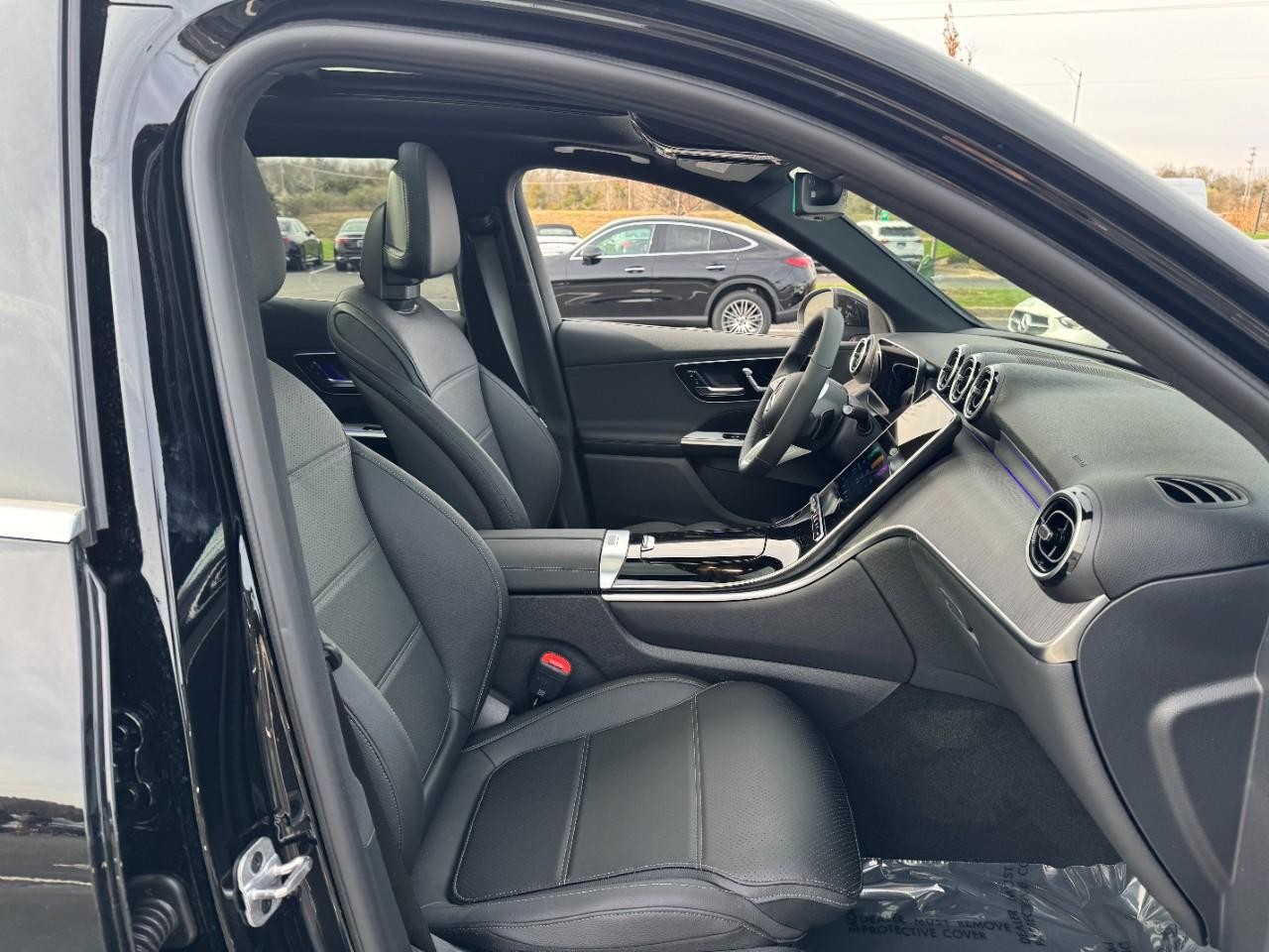 Mercedes-Benz GLC Vehicle Full-screen Gallery Image 16